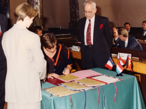 Mme Annemarie Jorritsma-Lebbink signe la convention
