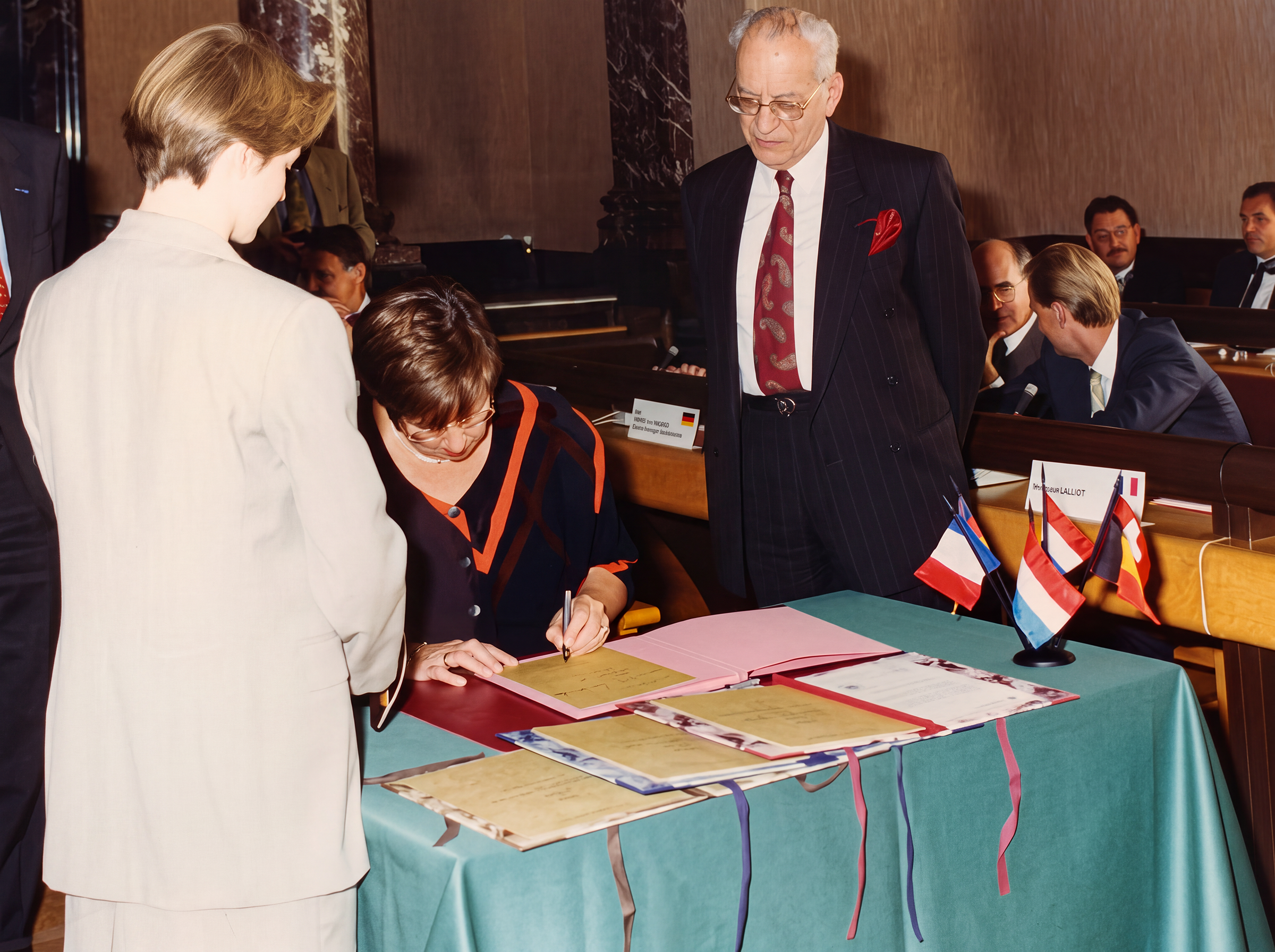 Mme Annemarie Jorritsma-Lebbink signe la convention
